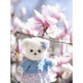 Lina Медведь Незабудка пудинговый цвет с костюмом S (±20 см) от TeddyTales Lina Медведь Незабудка пудинговый цвет с костюмом S (±20 см) от TeddyTales