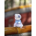 Lina Медведь Незабудка пудинговый цвет с костюмом S (±20 см) от TeddyTales Lina Медведь Незабудка пудинговый цвет с костюмом S (±20 см) от TeddyTales